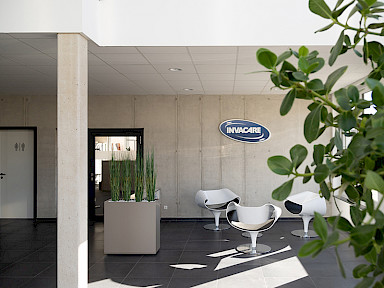 Innenraumgestaltung eines Bürobaus im Wartebereich für Kunden in Isny im Allgäu