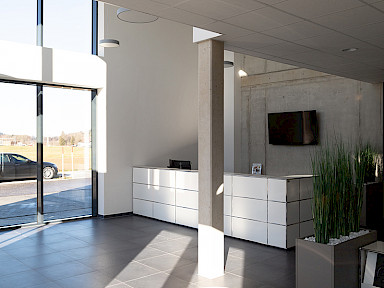 Innenraumgestaltung eines Bürobaus im Empfangsbereich für Kunden in Isny im Allgäu